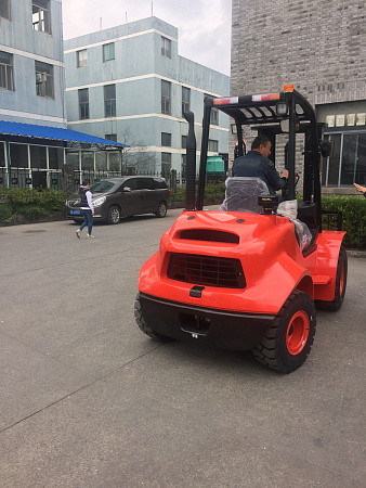Внедорожные вилочные погрузчики серии 2WD и 4WD